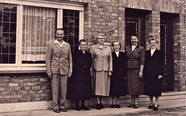 Christian wou op zijn zestigste dolgraag een foto met zijn vroegere lieven. Met géén enkele getrouwd.